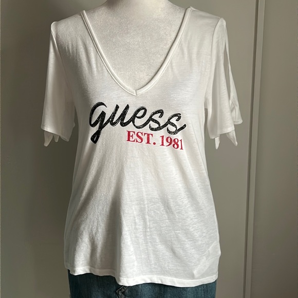 New GUESS Signature Logo White Split Tie Sleeve Cold Shoulder Tee Shirt - Picture 1 of 10